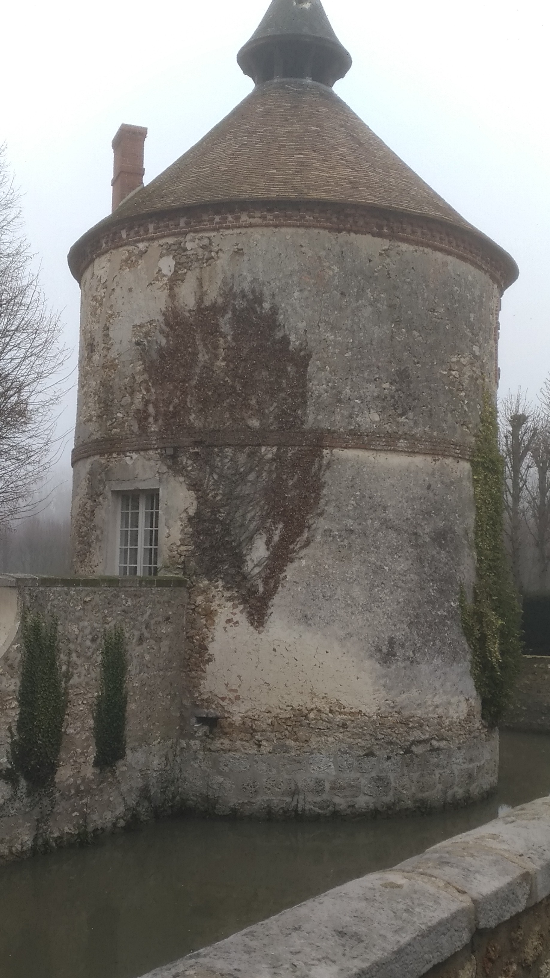 tour la plus ancienne de la Cour Senlisse