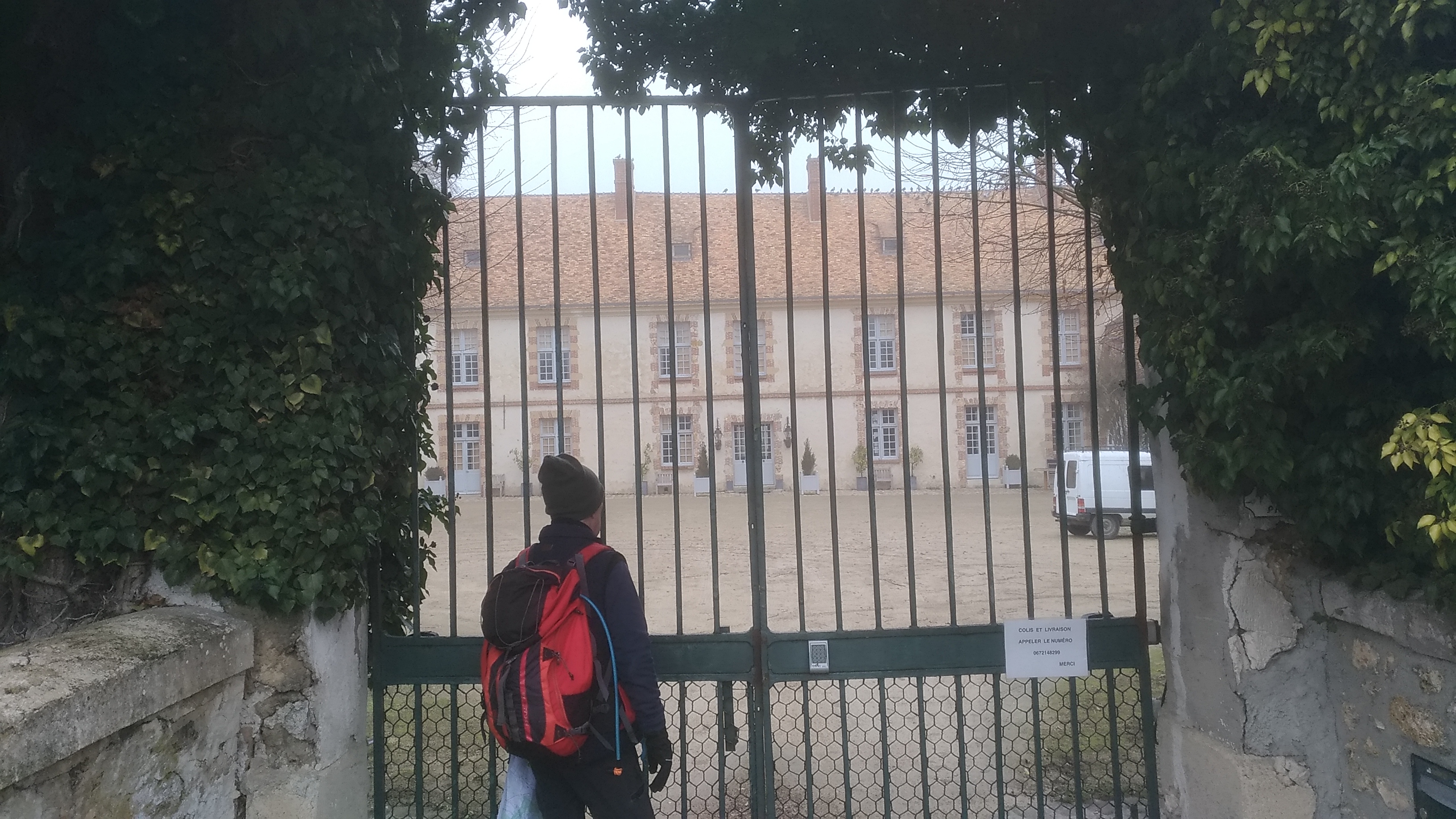 alain à la porte du manoir de la Cour Senlisse