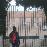 alain à la porte du manoir de la Cour Senlisse